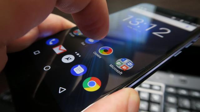 <b>Allview X4 Soul Vision: OS, UI, aplicaţii stock pe bază de Nougat și extra funcții pentru proiector</b>Ne-am obişnuit în ultima vreme să vedem telefoane Allview cu un OS curat şi aerisit, Android stock şi pur. Nu face excepţie Allview X4 Soul Vision, care vine cu Android 7.0 Nougat cu UI stock.