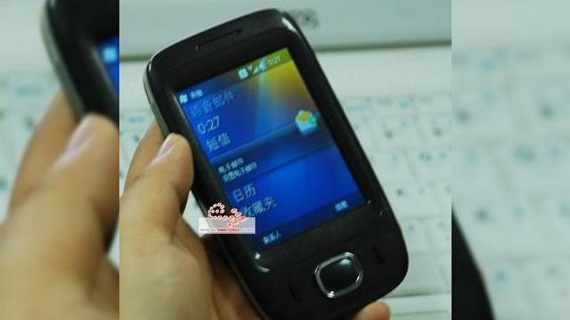 <b>Primul telefon dotat cu Windows Mobile 6.5 este acum disponibil!</b>Micile companii asiatice care cloneaza terminale mobile tocmai au dat lovitura! De aceasta data a fost clonat HTC Touch Viva, dar nu oricum, ci cu OS-ul Windows Mobile 6.5 la bord. Astfel, iata-ne in fata primei lansari a unui telefon Windows Mobile 6.5,...
