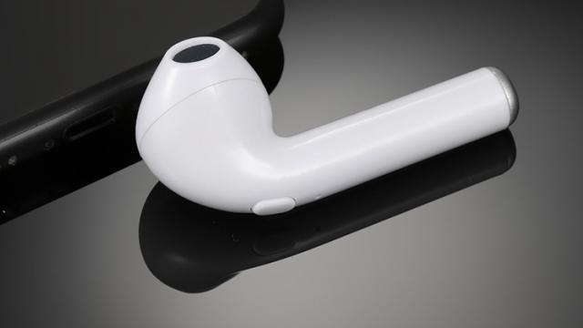 <b>Turul Magazinelor #341: Clonă de Apple AirPods la 6 dolari, brazi de Crăciun la discount, Pixel 2 în scădere de preţ</b>Pornim cu entuziasm către o nouă ediție Turul Magazinelor, articol în care apar inevitabil și produsele de Crăciun. Mai avem pentru voi și o clonă de căști AirPods la numai 6 dolari și totodată mici reduceri pentru smartphone-urile