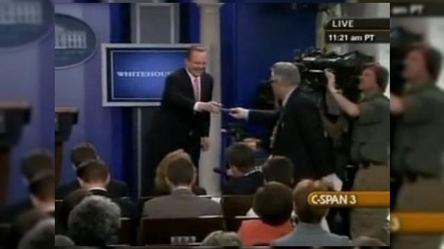 <b>Atentie, se confisca telefoane! La Casa Alba-i ca la scoala...</b>Daca vi se pare amuzant ca un profesor sa confiste handseturile elevilor in ora, in cazul in care acestea nu au fost puse pe vibratii, ce ati spune daca aceeasi regula s-ar aplica la Casa Alba? Ceva in genul acesta: De aceasta data nu este vorba de un...