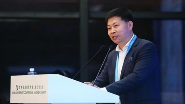 <b>Huawei ar avea de gând să îşi lanseze primele smartphone-uri cu suport 5G în 2019, înainte de lansarea tehnologiei 5G</b>De curând în cadrul World Internet Conference, desfăşurată în China în ultimele zile CEO-ul Huawei (Yu Chengdong) a vorbit și despre zona 5G și despre cum acest standard de conectivitate va schimba lumea. Printre rânduri s-a dat de înțeles