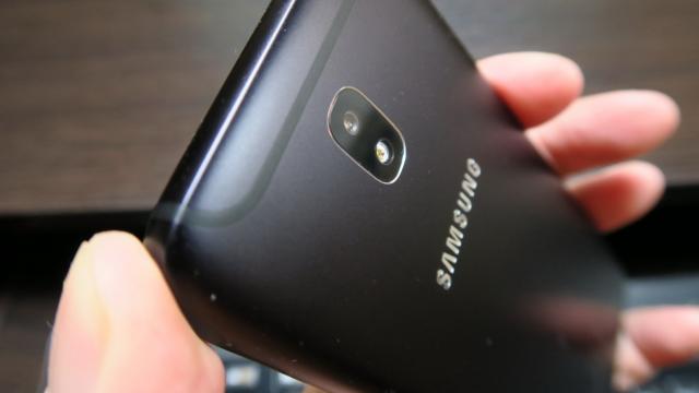 <b>Samsung Galaxy J5 (2017): Camera se ridică la nivelul seriei Galaxy A</b>Samsung Galaxy J5 (2017) se păstrează în zona safe, cu o cameră de 13 megapixeli în spate, cu deschidere F/1.7 şi autofocalizare. Are senzor Sony IMX 258 şi blitz LED, iar camera frontală de 5 MP de pe J5 (2016) sare la 13 MP acum, tot cu propriul blitz..