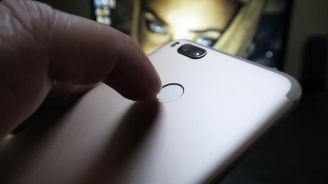 <b>Xiaomi Mi A1: Hardware excelent la 200 de dolari</b>Rareori vedem un telefon care să nu sacrifice absolut nimic din dotările pe care le-ar putea avea pentru 10-20 de dolari tăiaţi din cheltuielile producătorului. Xiaomi Mi A1 pare "îndesat" cu tehnologia maxim posibilă la suma de 200 de dolari.