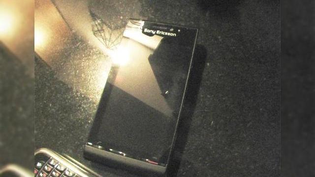 <b>Sony Ericsson Kokura, inca un telefon cu camera de 12.1 megapixeli?</b>Iata ca aflam noi informatii despre un handset Sony Ericsson cu camera de 12.1 megapixeli, desi acest asa-zis "Kokura" arata exact ca Idou, primul model cu senzor de 12 MP anuntat de producatorul japonezo-suedez. Si specificatiile amintesc de Idou, astfel...