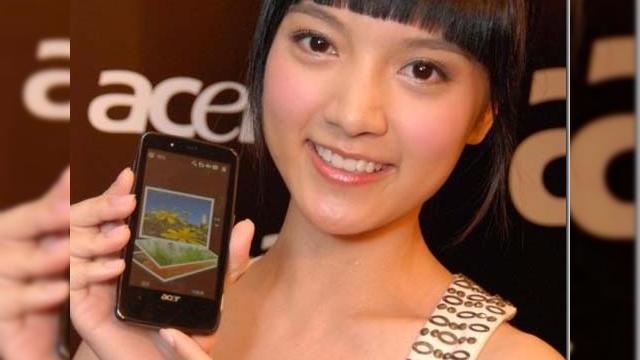 <b>Acer F900, prezentat oficial, clona lui iPhone/HTC Touch HD?</b>Acer tocmai a prezentat noua sa colectie de smartphone-uri Windows Mobile in cadrul unui eveniment din Hong Kong, iar starul acestui show a fost cu siguranta modelul Acer F900. Fotografiat impreuna cu fotomodele (ca de obicei), smartphone-ul vine cu un...