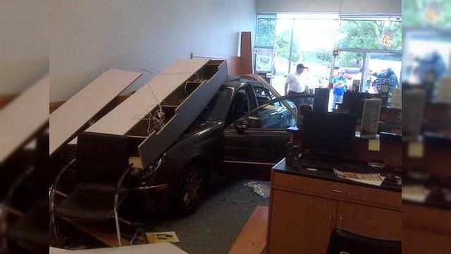 <b>O femeie a intrat cu masina intr-un magazin Sprint, din disperare dupa Palm Pre</b>NBC Chicago anunta ca o femeie in varsta, care ardea de nerabdare sa puna mana pe un model Palm Pre a intrat cu masina in magazinul Sprint care se afla in zona sa. Va reamintim ca faimosul smartphone Palm Pre se lanseaza astazi, dupa o asteptare...