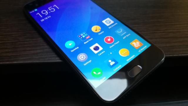 <b>UMIDIGI C Note 2: Display Sharp care e nu e chiar... sharp</b>UMIDIGI C Note 2 are pe hârtie un panou produs de Sharp, dar la urma urmei orice companie poate să se laude cu ce vrea ea, până nu disecam telefonul nu ştim nimic. În fine, primim un panou 2.5D, cu diagonală de 5.5 inch şi rezoluţie Full HD.