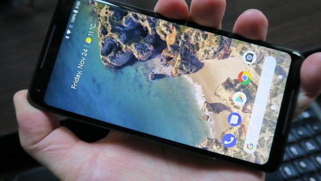 <b>Google Pixel 2 XL: Multimedia cu surround şi stereo pe bune</b>Îmi e foarte clar că în 2018 o să vedem tot mai multe companii trecând la difuzoare stereo, mai ales că toată lumea solicita asta şi de la Samsung de exemplu. Între timp LG ne propune prin Pixel 2 XL un handset cu difuzoare frontale stereo super generoase