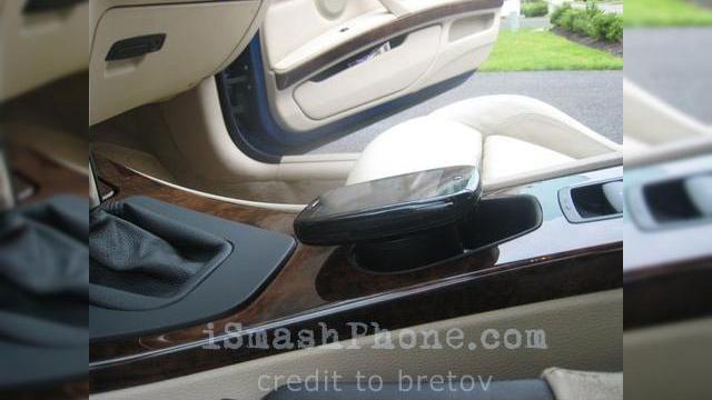 <b>Palm Pre Touchstone incorporat intr-un BMW printr-un hack</b>La doar 2 saptamani dupa lansarea lui Palm Pre, iata ca handsetul a ajuns sa fie integrat intr-un automobil de lux si nu doar atat, dockul sau pentru incarcare avand aceeasi soarta. Posesorul unui BMW Seria 3 a integrat in consola masinii sale Palm Pre...