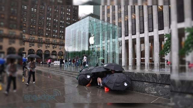 <b>iPhone 3GS se lanseaza astazi peste ocean, coada aferenta e la posturi</b>Astazi e o zi mare pentru ceea ce numim "Apple fanboys", fanaticii Apple care cumpara produse de dragul brandului, cireasa de pe tort fiind iPhone 3GS. Dupa o asteptare de ore bune (sau chiar zile) in ploaie, iata ca fanii iPhone vor avea sansa de a...