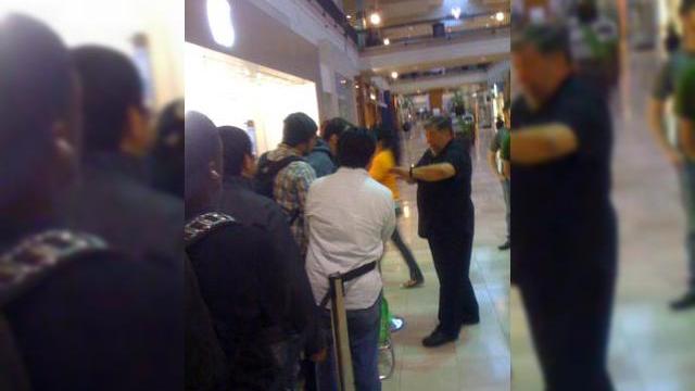 <b>Unul dintre sefii Apple a stat la coada pentru iPhone 3GS</b>Poate ca ati auzit de Steve Wozniac, tizul lui Steve Jobs care a intemeiat impreuna cu acesta firma Apple Inc. Ei bine, domnul Wozniac a stat la coada ca orice "fanboy" de rand, pentru a achizitiona un iPhone 3GS. Miscare de marketing? Suntem siguri ca...
