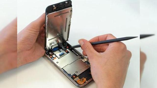 <b>iPhone 3GS, scos din cutie si disecat (Video)</b>Iata ca la doar cateva ore de la lansarea oficiala a lui iPhone 3GS, va prezentam o experienta de unboxing a handsetului, in clipul de mai jos si aflam ca handsetul a fost deja "disecat" de specialistii de la ifixit: La prima vedere, iPhone 3GS arata la...
