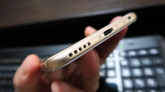 <b>Xiaomi Mi A1: Multimedia peste multe flagship-uri, fără căşti</b>Xiaomi Mi A1 are o abordare mai degrabă tipică, la capitolul multimedia. Asta înseamnă că avem un singur difuzor jos şi nu primim căşti la pachet. Terminalul are un difuzor cu 5 orificii în zona inferioară şi vine cu un amplificator smart de 10V.