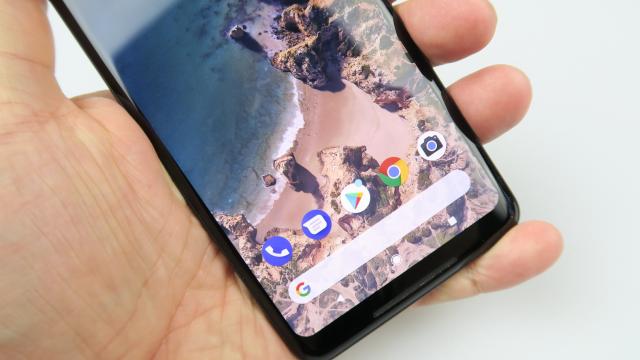 <b>Google Pixel 2 XL: OS, UI, aplicaţii curate cu Google Assistant ca vedetă</b>M-am bucurat că Google Pixel 2 XL a sosit relativ rapid la review şi test, pentru că eram curios să văd cum arată Oreo cel curat, pentru că Xperia XZ1 nu mă lămurise. După cum aveam să văd şi pe Huawei Mate 10 Pro, unele companii aplica atâta poleiala..