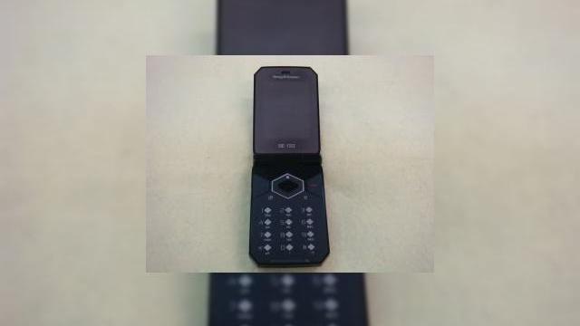 <b>Telefonul cu clapeta Sony Ericsson Bao a scapat pe web</b>Dupa ce am vazut pentru prima oara modelele Sony Ericsson Kiki si Rachael in acest weekend, iata ca inca un terminal SE misterios isi face aparitia. Este vorba de Sony Ericsson Bao, un telefon cu clapeta care are un design interesant, amintind de un...