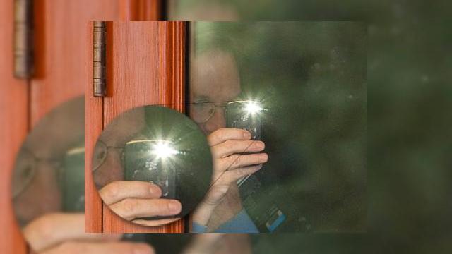 <b>Bossul Google foloseste un BlackBerry?</b>In timpul unei conferinte din Sun Valley, CEO-ul Google, Eric Schmidt a fost fotografiat folosind un telefon pentru a face o poza. Ei bine, acel telefon nu era unul cu branding Google, ba mai rau, era vorba de un BlackBerry, Storm cel mai probabil....