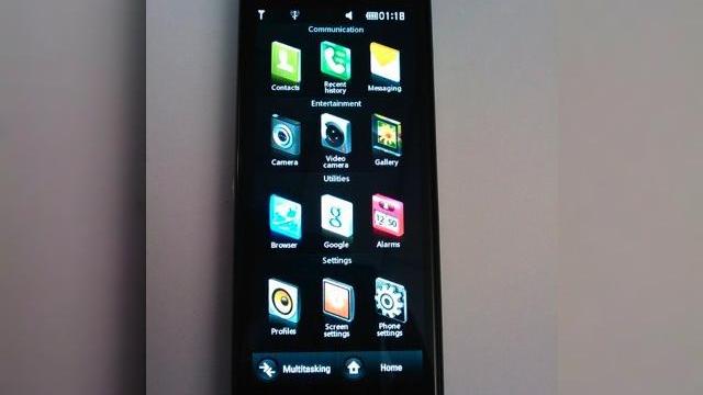 <b>LG BL40 Black Label, noul Chocolate fotografiat live impreuna cu un terminal misterios</b>Se pare ca LG vrea sa repete succesul primelor modele Chocolate, de vreme ce handsetul BL40, care face parte din aceeasi serie Black Label arata foarte bine si tocmai a fost fotografiat live. Interesant este faptul ca el apare in imagini alaturi de un...