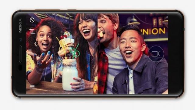 <b>Scăparea scăpărilor: Nokia 6 (2018) apare într-o galerie completă + specificaţii, preţ, detallii</b>Pe ultima sută de metri înaintea lansării oficiale ce este programată pentru mâine (5 ianuarie), smartphone-ul Nokia 6 (2018) ni se dezvăluie în întregime. Aflăm astfel dotările hardware bătute în cuie, prețul de comercializare, dar și