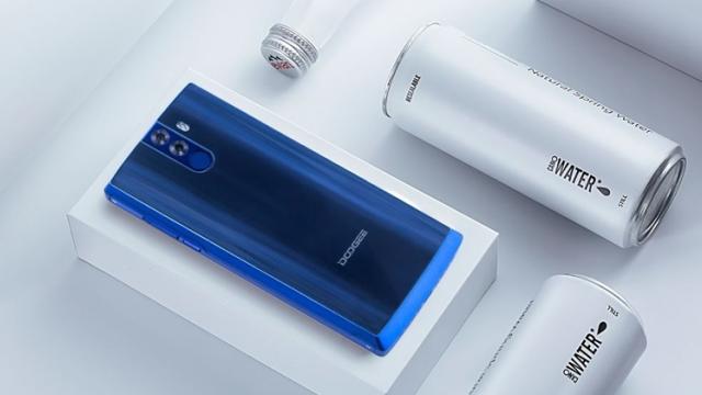 <b>DOOGEE BL12000 are o baterie gigantică, cea mai mare văzută pe un smartphone</b>Dacă Oukitel K10000 ne impresiona prin uriașa sa baterie de 10000 mAh, ce spuneți despre o unitate de 12000 mAh integrată pe un smartphone? Ei bine asta ne va aduce handset-ul DOOGEE BL12000, telefon pe care îl vedem prezentat în câteva