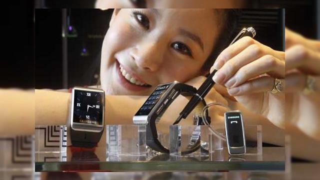 <b>Samsung S9110, ceasul telefon de 450 de euro soseste in Franta in aceasta luna</b>Samsung a anuntat oficial un model de ceas-telefon cu ecran touch, S9110, care va sosi pe piata inaintea produsului similar de la LG, GD910. Samsung S9110 este cel mai subtire ceas telefon din lume, cu o grosime de doar 11.98 mm, iar printre dotarile sale...