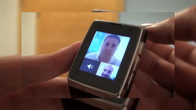 <b>LG GD910, ceasul telefon in actiune, in mod videoconferinta (Video)</b>Ceasul telefon LG GD910 este deja popular, fiind mentionat foarte des de publicatiile de specialitate, chiar daca handsetul nu a fost lansat inca. El urmeaza sa intre pe piata britanica in luna august, dar pana atunci putem sa il urmarim in actiune in...