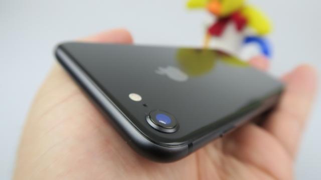 <b>Apple iPhone 8: Design clasic, premium, dar deja generic</b>Am fi gata să certăm Apple că recurge la acelaşi format de telefon pentru al patrulea an la rând, dacă Sony nu ar fi făcut asta deja de vreo 5-6 ani. Ca atare tindem să criticăm mai puţin firma din Cupertino... dar tot o tragem de urechi puţin.