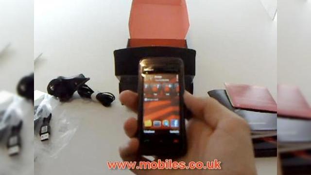 <b>Nokia 5530 XpressMusic, scos din cutie si analizat in fata camerei (Video)</b>S-a tot vorbit despre Nokia 5530 XpressMusic in ultima vreme, acesta fiind varianta mai ieftina a popularului model 5800, dar si un handset caruia ii lipseste conectivitatea 3G. Iata ca retailerul britanic mobiles.co.uk ne prezinta in premiera experienta...