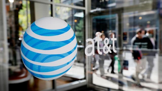 <b>Autorităţile din SUA pun presiune pe AT&T să taie relaţiile cu Huawei, inclusiv parteneriatul 5G</b>În perioada târgului CES am aflat cu stupoare că operatorul AT&T a rupt pe ultima sută de metri acordul de a comercializa telefonul Huawei Mate 10 Pro pe piața din SUA și asta din cauza autorităților care și-au băgat nasul. Acum povestea