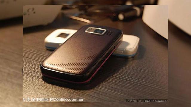 <b>Nokia 5900 XpressMusic este real, ar putea veni cu Symbian S60 5th Edition SP1</b>Imaginea de mai jos il reprezinta aparent pe telefonul muzical Nokia 5900 XpressMusic, desi nu putem baga mana in foc ca poza este autentica. Primele zvonuri in legatura cu succesorul lui 5800 XM au aparut inca din luna mai si iata ca ele capata substanta...