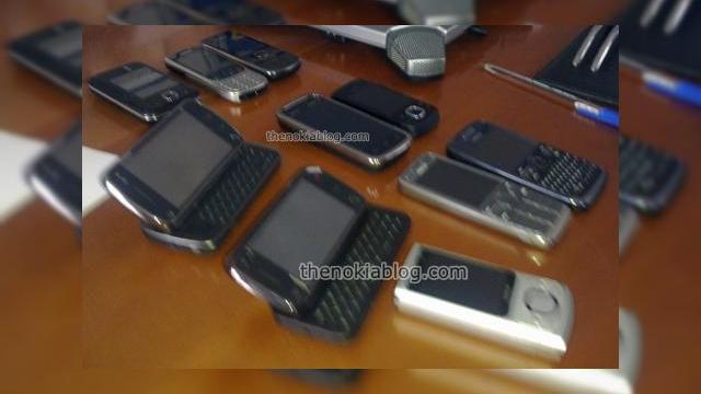 <b>Noi telefoane Nokia scapa pe web: Nokia N97 Mini, Nokia E72 si poate chiar si 5900 XpressMusic</b>Nokia tocmai a scapat pe web un numar impresionant de terminale mobile, unele chiar modele necunoscute, prin intermediul unui retailer care a urcat imaginea de mai jos pe Flickr. Sa vedem ce terminale ne sar in ochi si care sunt misterele... In primul...