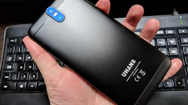 <b>UHANS Max 2: Hardware perfect la sub 150 de dolari</b>UHANS Max 2 trece dincolo de pachetul standard midrange, cel clasic sub 150 de dolari. Astfel, în loc să ofere doar o cameră de 13 MP în spate şi una de 5 MP în faţă, vreo 3 GB RAM şi un procesor generic, plusează ici şi colo cu câte un element atractiv.