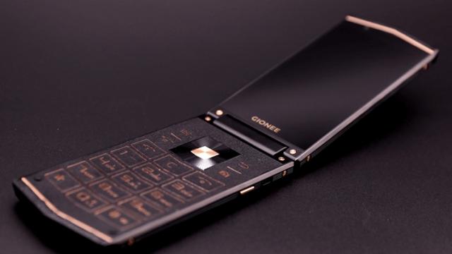 <b>Gionee W919 apare în fotografii reale; smartphone cu clapetă și 6 GB RAM</b>În ciuda situației problematice în care se află unul dintre directorii companiei, Gionee își continuă activitatea în zona smartphone acolo unde pregătesc lansarea modelului Gionee W919. Este vorba despre un smartphone cu clapetă care