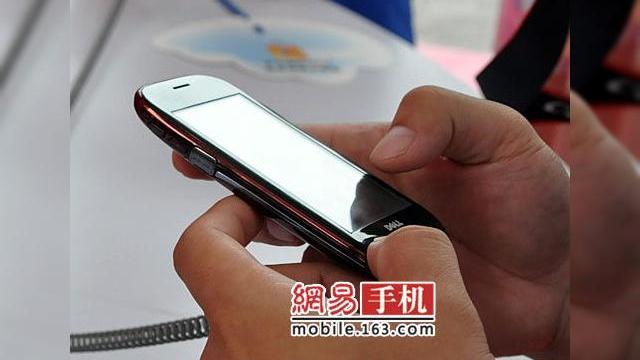 <b>Smartphone-ul Dell Mini 3i debuteaza in China, prin operatorul China Mobile</b>Dupa o asteptare de cateva luni de la primul zvon legat de acest terminal, iata ca telefonul Dell este acum o realitate, cel putin pe piata chineza. Prezentat ieri oficial de catre operatorul China Mobile, noul handset nu este chiar atat de impresionant...