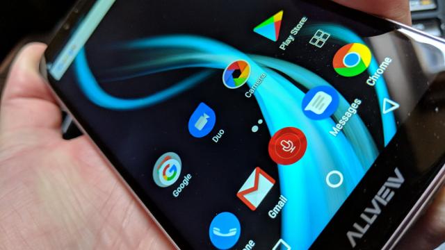 <b>Allview X4 Soul Infinity L: OS, UI, aplicaţii pe curat, cu Nougat în centru</b>Allview X4 Soul Infinity L este unul dintre ultimele telefoane cu Android Nougat lansate de Allview în 2017. În 2018 vom vedea mai degrabă modele cu Oreo sunt sigur. Handsetul de faţă are interfaţa mai degrabă stock, cu foarte puţine modificări şi..