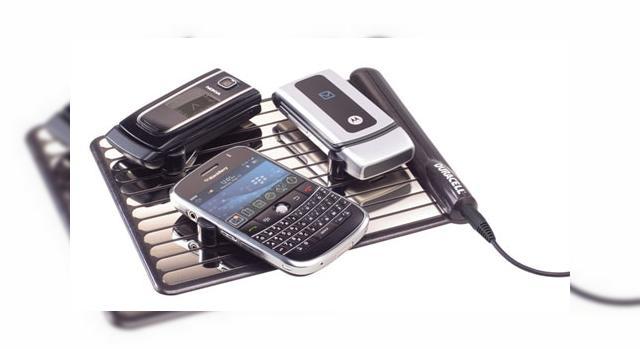 <b>Duracel myGrid, incarcator prin inductie pentru telefonul tau</b>Duracell tocmai a lansat myGrid, un nou incarcator prin inductie, dupa modelul celui Touchstone folosit de Palm Pre. Acest gadget poarta si numele de "pad de incarcare" si el poate alimenta simultan mai multe terminale mobile. myGrid este compatibil cu...