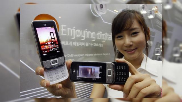 <b>Samsung lanseaza un nou telefon 2G cu ecran AMOLED: SCH-B890</b>Samsung Electronics tocmai a anuntat lansarea unui nou slider 2G, pe numele sau SCH-B890 si trebuie sa aflati ca atuul principal al acestui model este ecranul sau AMOLED. Display-ul mai sus mentionat are o diagonala de 2.8 inchi si suporta afisarea a...