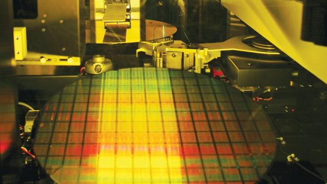 <b>TSMC inaugurează linia de producţie pentru chipset-uri de 5 nm în această săptămână</b>În această săptămână compania TSMC va inaugura linia de producție pentru chipset-urile de 5nm, linie deschisă în Southern Taiwan Science Park. Peste 4 ani din acest moment tot această locație va livra și procesoarele de 3nm după cum