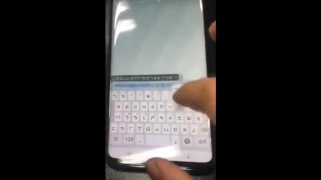 <b>Samsung Galaxy S9 apare în primul clip hands-on; Analizăm veridicitatea sa!</b>Pe platforma Weibo apare astăzi listat și un clip video hands-on cu nimeni altul decât Samsung Galaxy S9. Acesta este terminalul pe care sursa îl declară drept vedeta materialului video și scopul său este de a ne arăta cât de rapidă este