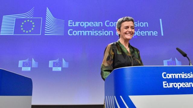 <b>Qualcomm primeşte o amendă record pentru colaborarea cu Apple; Aproape 1 miliard de euro sunt impuşi ca plată de UE</b>În aceste zile Qualcomm a încasat o amendă record din partea Comisiei Europene, asta după ca urmare a unei colaborări încheiate cu Apple în perioada 2011 - 2016. În acel interval, producătorul american de chipset-uri a vrut cu orice 