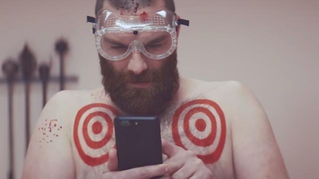 <b>OnePlus 5T versus Galaxy Note 8 în testul bărbaţilor păroşi loviţi cu cactuşi (Video)</b>Seria reclamelor ciudate marca OnePlus continuă, iar acum în 2018 primim un spot publicitar și mai și. Vedem un soi de test de viteză realizat între OnePlus 5T și Samsung Galaxy Note 8, dar nu oricum, ci cu doi bărbați păroși în care se trage 