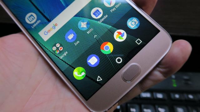 <b>Motorola Moto G5S Plus: Display luminos pentru un telefon midrange, chiar şi high-midrange</b>Motorola Moto G5S Plus optează pentru un ecran Full HD de 5.5 inch, cu panou IPS LCD. E cu 0.3 inch mai mare decât Moto G5 Plus şi din ce am înţeles vine cu protecţie Gorilla Glass 3.