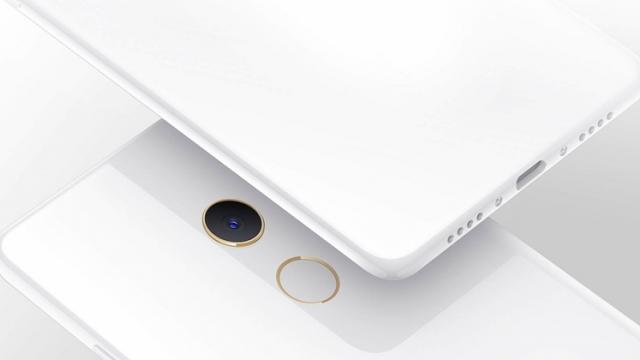 <b>Xiaomi ar urma să lanseze telefonul Mi MIX 2S înainte de MWC 2018; Terminalul va avea ecran edge to edge</b>Se tot vorbește în ultima perioadă și despre produsele pe care Xiaomi le-ar putea aduce în cadrul târgului de tehnologie Mobile World Congress 2018 din Barcelona, produse printre care se află flagship-ul Mi 7, midrange-ul Mi 6X și mai nou chiar