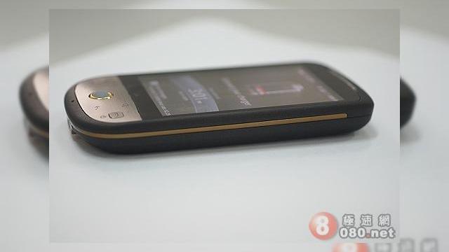 <b>HTC Hero, acum cu un nou design?</b>Nu ne surprinde deloc sa-l vedem pe Hero cu un nou design, avand in vedere diferentele dintre terminalele HTC vandute de operatorii din toata lumea. Dupa cum puteti observa in imaginea de mai jos, cea mai mare modificare estetica a acestuia o reprezinta...