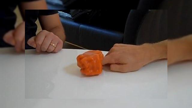 <b>iBand, cea mai dura carcasa de iPhone din lume (Video)</b>Echipa de la Tech21 a realizat cea mai impresionanta carcasa de iPhone si iPod Touch din lume, iBand, pe care o puteti admira in actiune in clipul de mai jos, daca sunteti pregatiti sa fiti uimiti: In cazul in care nu aveti deloc grija de gadgeturile...