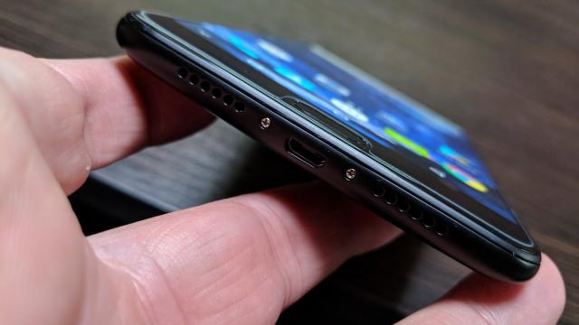 <b>UHANS Max 2: Multimedia destul de generoasă, peste flagship-uri</b>UHANS Max 2 nu e cel mai răsărit telefon din lume, dar face bine câteva lucruri, asta e sigur. Printre ele se numără şi acustica, pe care am pus-o la test şi am ajuns la concluziile de mai jos.