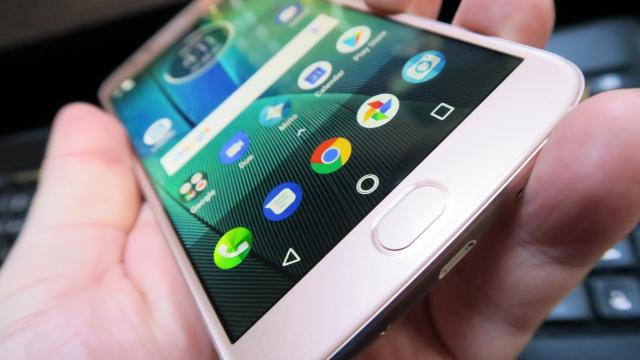 <b>Motorola Moto G5S Plus: Baterie cu peste o zi de utilizare standard</b>Telefoanele Motorola nu au stat chiar rău la baterie, dacă ne gândim numai la faptul că Moto Z a fost peste aşteptări având în vedere talia sa, Moto Z Play a fost o bestie a bateriilor, iar Moto Z2 Play a stat şi el bine. Nici Moto G5 şi G5 Plus nu au..