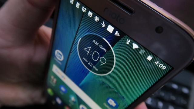<b>Motorola Moto G5S Plus: Conectivitate bunicică, dar fără noutăţi</b>Îmi place ca de fiecare dată când scriu ceva despre Motorola să le amintesc tuturor că această companie a inventat telefonul mobil. E un tribut care simt că nu se aduce destul pentru această companie, dar să revenim la subiect şi anume Moto G5S Plus şi..