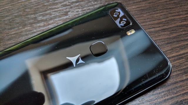 <b>Allview X4 Soul Infinity Plus: Baterie excelentă la încărcare, lasă loc de mai bine în rest</b>Am învăţat să nu mai judecăm un telefon după capacitatea bateriei, după ce am avut surprize de la unităţi de 2700 mAh şi neplăceri cu unităţi de 4000 mAh. Allview X4 Soul Infinity Plus este undeva între, apelând la o unitate Li-Po de 3050 mAh.