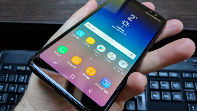 <b>Samsung Galaxy A8 (2018): Design pe bază de Infinity Display, cu extra "colăcei"</b>Samsung Galaxy A8 (2018) e ca un Galaxy S8 care a făcut nişte "colăcei" lateral, după ce a mâncat prea multe paste. Adopta un Infinity Display cu muchii înguste, dar umfla rama metalică şi zona laterală puţin.