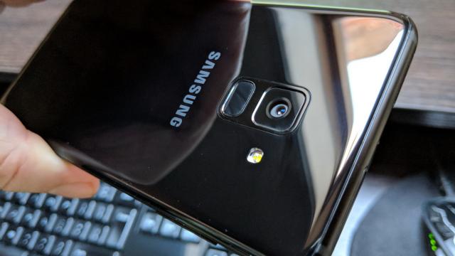 <b>Samsung Galaxy A8 (2018): Hardware cu salt incremental faţă de predecesor</b>Fie că o recunoaştem sau nu, Galaxy A8 (2018) e legat inevitabil de Galaxy A5 (2017), prin relaţia predecesor - succesor. Ca atare nu putem să evităm comparaţia lor hardware. A8 (2018) plusează cu 1 GB RAM, ajungând la 4 GB şi face un salt mic de CPU..